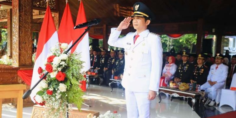 Bupati Purwakarta, Saepul Bahri Binzein memimpin langsung upacara pengibaran bendera Merah Putih.