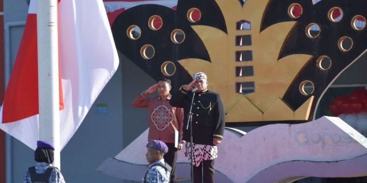 Rektor UNG Eduart Wolok saat upacara HUT RI ke-80 di Lapangan Rektorat UNG (17/8/2025)