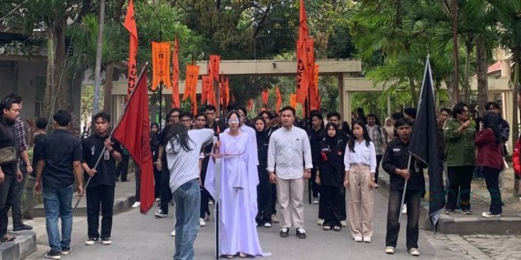 Penampilan sosok Dewi Themis bersama mahasiswa Fakultas Hukum UNG saat penutupan PKKMB tingkat Fakultas, Jumat (15/8/2025)