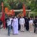 Penampilan sosok Dewi Themis bersama mahasiswa Fakultas Hukum UNG saat penutupan PKKMB tingkat Fakultas, Jumat (15/8/2025)