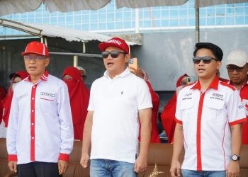 Ketua DPRD Kota Gorontalo Irwan Hunawa (tengah)
