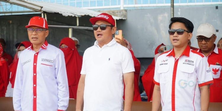 Ketua DPRD Kota Gorontalo Irwan Hunawa (tengah)