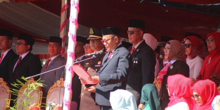 Ketua DPRD Kota Gorontalo, Irwan Hunawa saat membaca teks proklamasi pada HUT KE 80 RI (17/8/2025)