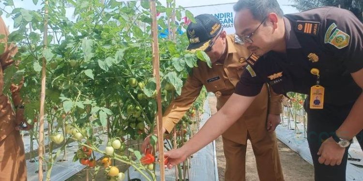 Bupati Gorontalo Sofyan Puhi bersama Kepala Kejari Kabupaten Gorontalo.(F. Rama Gopos)