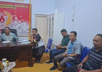 Suasana rapat di Sekretariat KONI Provinsi Gorontalo.