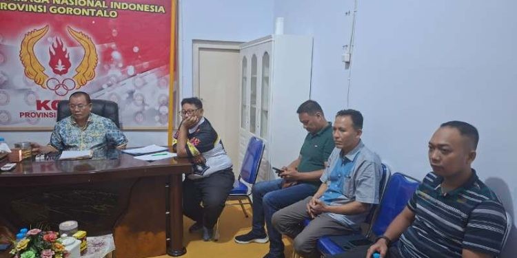 Suasana rapat di Sekretariat KONI Provinsi Gorontalo.