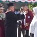 Rektor UNG Eduart Wolok saat menyematkan almamater kepada mahasiswa baru`