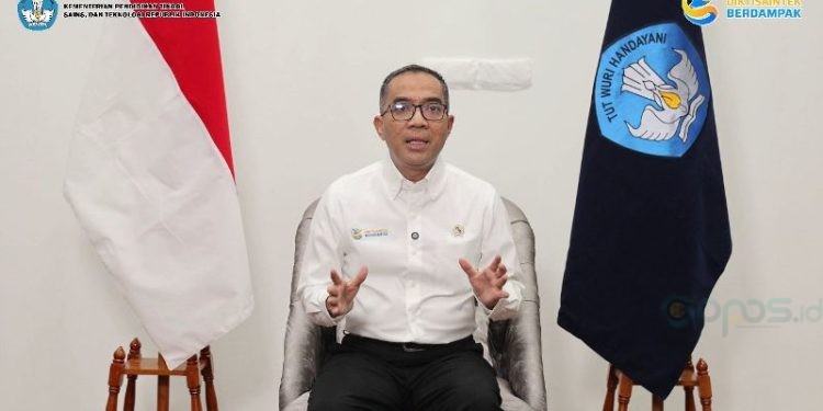 Menteri Pendidikan Tinggi, Sains, dan Teknologi (Mendiktisaintek) Prof. Brian Yuliarto, S.T., M.Eng., Ph.D.,  saat memberikan sambutan melalui daring pada PKKMB UNG