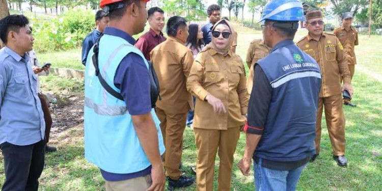 Wabup Gorut meninjau Taman Pontolo Indah dalam rangka persiapan Hari Kemerdekaan, Selasa (12/8/2025). (Rocky/Humas)