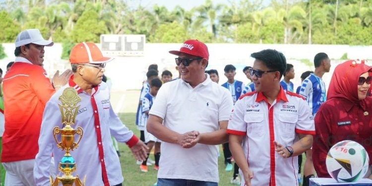 Robin Yusuf (Kanan) bersama Ketua DPRD Kota Gorontalo dan Sekda Kota Gorontalo saat Pembukaan O2SN di Gor Nani Wartabone, Senin (11/8/2025)