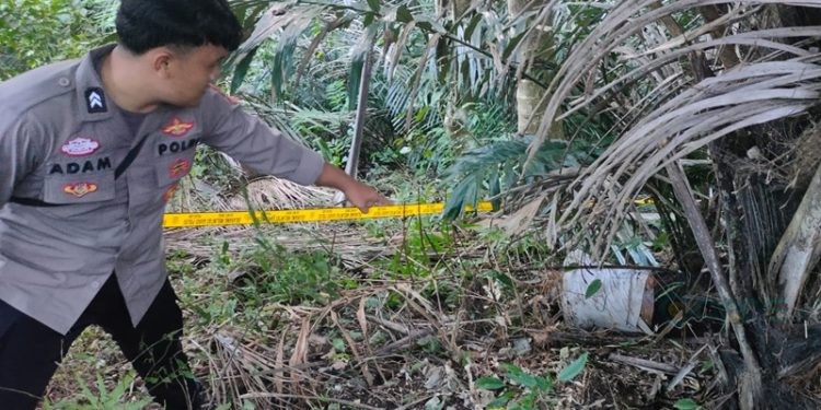 Lokasi penemuan mayat usai dipasangi garis polisi.(F. Arif Gopos)