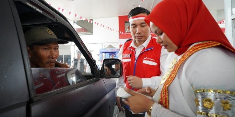 Pertamina Patra Niaga Regional Sulawesi merayakan HUT RI ke-80 bersama pelanggan di SPBU