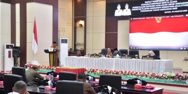 Wakil Bupati Pohuwato, Iwan Adam, memberikan sambutan persetujuan bersama antara kepala Daerah dan DPRD terhadap KUA-PPAS Perubahan Tahun Anggaran 2025, berlangsung di aula DPRD Pohuwato, Selasa (05/08/2025) (Sardin Hasan Prokopim Pohuwato)