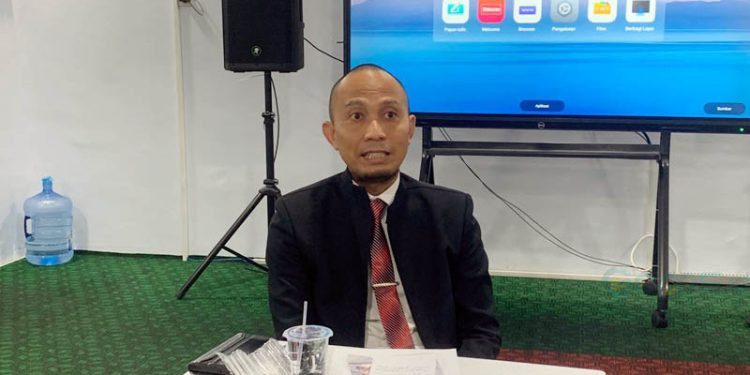 Wakil Rektor III Unisan, Dr.Kingdom Malikulawuzar SHi M.H saat diwawancarai awak media di Unisan (Jumat/15/8/2025) (Rama/Gopos)