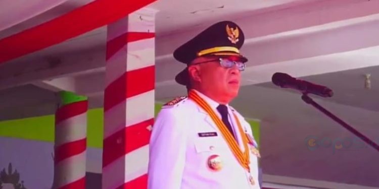 Bupati Gorontalo Sofyan Puhi saat memimpin Upacara HUT RI ke-80 di Lapangan David Toni 17/8/2025