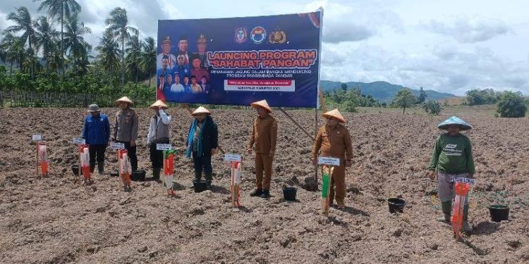 Sekda Kabgor bersama dengan Kepolisian, IKA PMII dan Lainnya saat launching program sahabat pangan di Tilihuwa, Senin (11/8/2025)