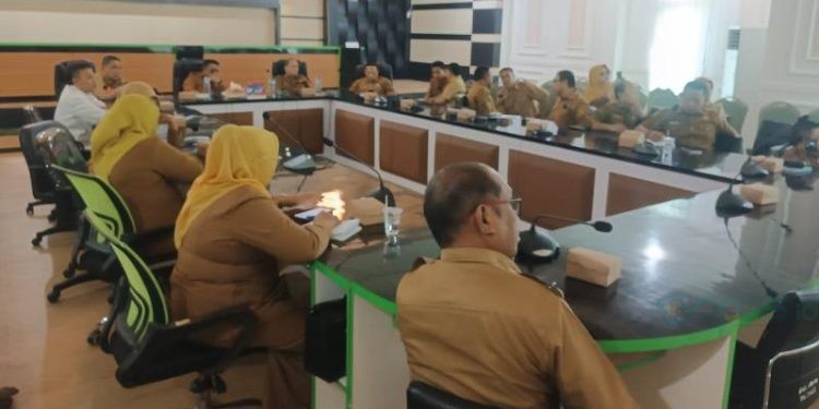 rapat pembahasan langkah konkrit percepatan ekonomi kabupaten Gorontalo bersama pimpinan OPD di ruang Dulohupa, Selasa (12/8/2025)