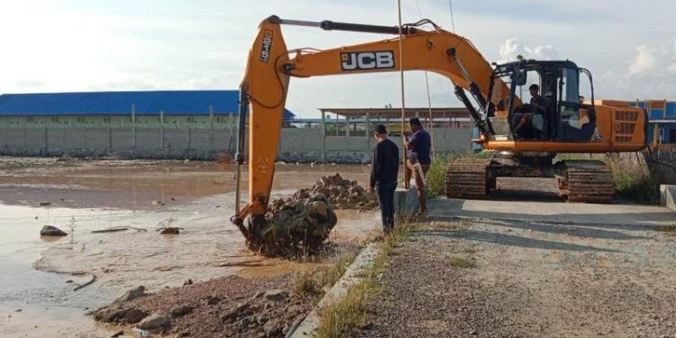 Aktivitas alat berat milik pelaku usaha tambang Pohuwato melakukan normalisasi, Rabu (13/06/2025) (Istimewa)