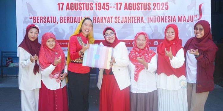 Rektor UNBITA, Ellys Rachman bersama dengan Tendik Unbita saat perayaan HUT RI ke-80 di kampus UNBITA