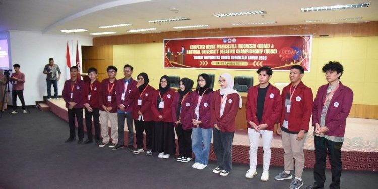 Para mahasiwa yang mengikuti kompetisi debat mahasiswa UNG di Gedung Rektorat UNG