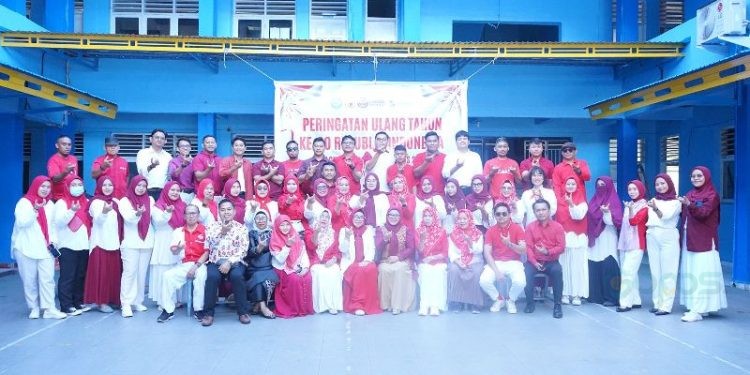 Rektor, Ketua Dewan Pembina serta Tendik UNBITA Gorontalo berfoto bersama usai upacara memperingati Hari Kemerdekaan, Minggu (17/8/2025)