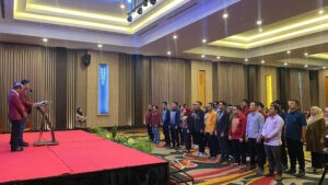 Foto: Prof. Dr. Bayu Dwi Anggono, S.H., M.H., Sekretaris Jenderal APHTN-HAN Pusat bersama pengurus pusat lainnya melantik PW APHTN-HAN Gorontalo di Hotel Aston (27/9/2025) (Rama/Gopos)