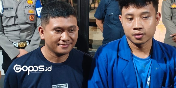 Dua Perwakilan aktivis mahasiswa Arif Bina (kiri) Andi Taufik (kanan) saat memberikan keterangan dihadapan media