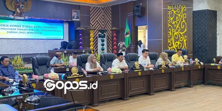 Komisi II DPRD Kota Gorontalo pembahasan terkait evaluasi pendapatan asli daerah semester II (Rabu/24/9/2025).