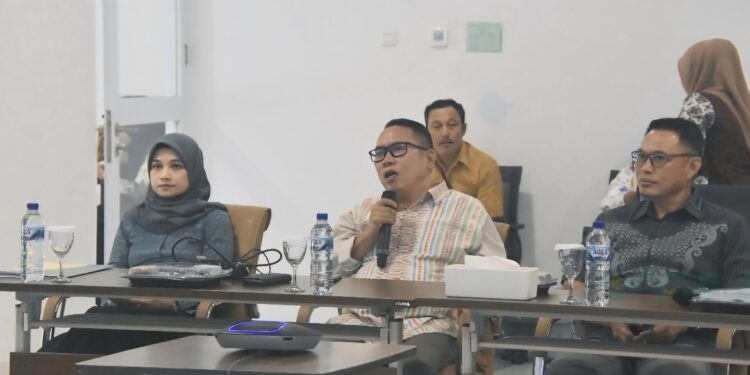 Kepala BPJS Ketenagakerjaan Cabang Gorontalo, Sanco Simanulang didampingi Kepala Dinas Tenaga Kerja ESDM dan Transmigrasi Provinsi Gorontalo, Wardoyo M. Pongoliu pada kegiatan sosialisasi program BPJS Ketenagakerjaan yang dilaksanakan di Aula Kantor BPJS Ketenagakerjaan Gorontalo, Kamis (18/9/2025). (Foto Indra/Gopos)