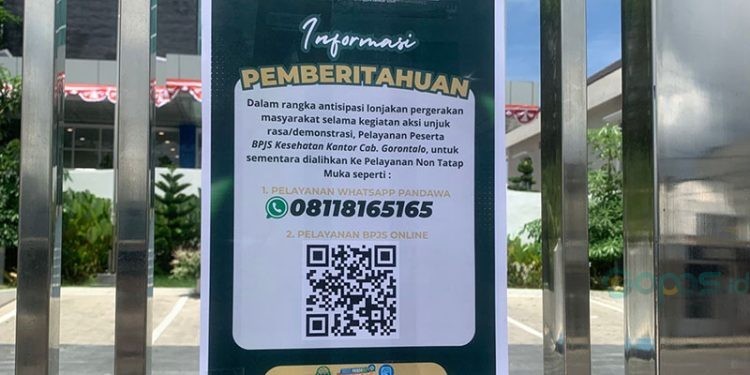 Informasi di depan kantor BPJS Kesehatan yang  meniadakan pelayanan tatap muka seiring perkembangan situasi, Senin (1/9/2025).
