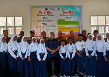 Bupati Gorontalo, Sofyan Puhi, saat mengunjungi SMP 1 Tilango.