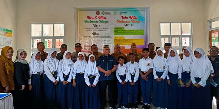 Bupati Gorontalo, Sofyan Puhi, saat mengunjungi SMP 1 Tilango.