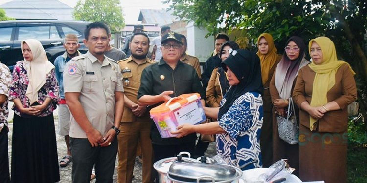 Bupati Gorontalo, Soffyan Puhi, memberikan bantuan bagi korban kebakaran.
