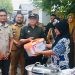 Bupati Gorontalo, Soffyan Puhi, memberikan bantuan bagi korban kebakaran.