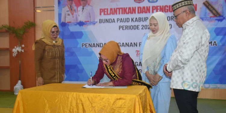 Pelantikan Ny. Maryam Sofyan Puhi sebagai Bunda PAUD Kabupaten Gorontalo periode 2025–2030 di Aula Dinas Pendidikan dan Kebudayaan, Selasa (9/9/2025).