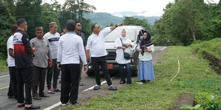 Bupati Gorontalo Utara, Thariq Modanggu bersama rombongan saat meninjau kesiapan lokasi kandang G2-10 di Desa Windu, Kecamatan Biau Gorontalo Utara, Jumat (19/9/2025) (Larso/Humas)