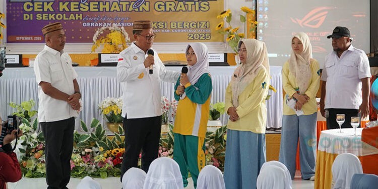 Bupati Gorut, Thariq modanggu didampingi Kadis Pendidikan dan Kadis Kesehatan pada launching cek kesehatan gratis di SMP N. 1 Kwandang. (3/9/2025) (Larso/Humas)