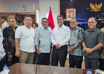 Bupati Gorontalo Utara, Thariq Modanggu dalam pertemuan dengan Mentri Pertanian, Amran Sulaiman serta menyerahkan proposal sarana dan prasarana pertanian pada Rabu, (10/9/2025) (Azzam/Sespri)