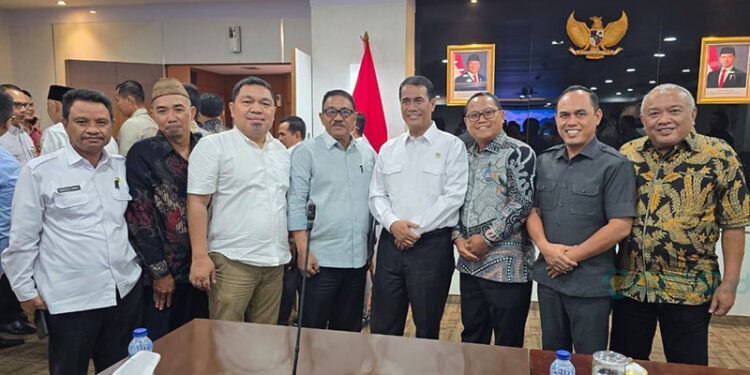 Bupati Gorontalo Utara, Thariq Modanggu dalam pertemuan dengan Mentri Pertanian, Amran Sulaiman serta menyerahkan proposal sarana dan prasarana pertanian pada Rabu, (10/9/2025) (Azzam/Sespri)