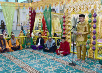 Bupati Pohuwato, Saipul Mbuinga, memberikan sambutan peringatan Maulid Nabi, berlansung di Masjid Agung Pohuwato, Kamis (04/09/2025) (Iwan Karim Prokopim Pohuwato)