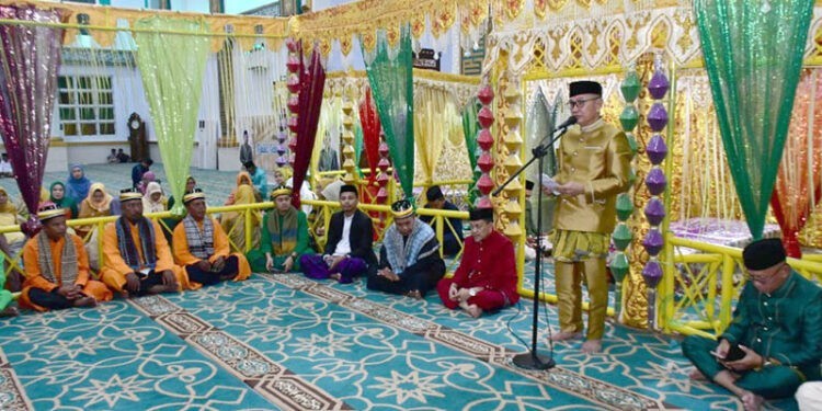 Bupati Pohuwato, Saipul Mbuinga, memberikan sambutan peringatan Maulid Nabi, berlansung di Masjid Agung Pohuwato, Kamis (04/09/2025) (Iwan Karim Prokopim Pohuwato)