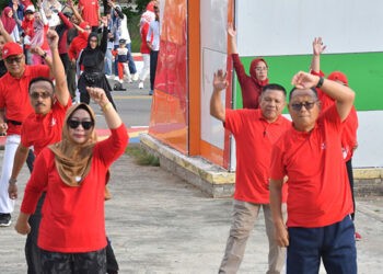 Bupati dan Wakil Bupati Gorut, bersama Sekda, para Asisten, Kopdes MP, Pemerintah Desa dan seluruh elemen Masyarakat mengikuti Zumba dan Senam  Merah Putih yang Berlokasi di Taman Rakyat Desa Molingkapoto, Sabtu (13/9/2025) (Opal/Humas)