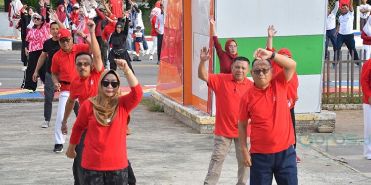 Bupati dan Wakil Bupati Gorut, bersama Sekda, para Asisten, Kopdes MP, Pemerintah Desa dan seluruh elemen Masyarakat mengikuti Zumba dan Senam Merah Putih yang Berlokasi di Taman Rakyat Desa Molingkapoto, Sabtu (13/9/2025) (Opal/Humas)
