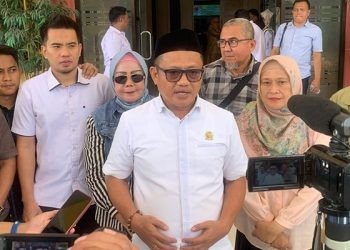 Ketua DPRD Kota Gorontalo, Irwan Hunawa, bersama sejumlah anggota DPRD Kota Gorontalo menerima massa aksi, Senin (1/9/2025).(Rama/gopos)