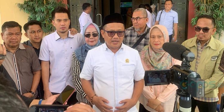 Ketua DPRD Kota Gorontalo, Irwan Hunawa, bersama sejumlah anggota DPRD Kota Gorontalo menerima massa aksi, Senin (1/9/2025).(Rama/gopos)