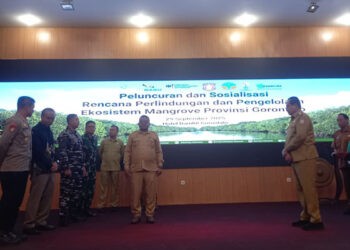 Asisten III saat menerima Dokumen Rencana Perlindungan dan Pengelolaan Ekosistem Mangrove yang diserahkan langsung oleh Gubernur Gorontalo, Gusnar Ismail bertempat di Ballroom Hotel Damhil. (Gusti/Gopos)