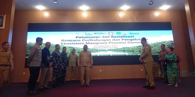 Asisten III saat menerima Dokumen Rencana Perlindungan dan Pengelolaan Ekosistem Mangrove yang diserahkan langsung oleh Gubernur Gorontalo, Gusnar Ismail bertempat di Ballroom Hotel Damhil. (Gusti/Gopos)