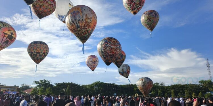 Balon udara yang berhasil diterbangkan di GOR David Toni (Minggu/7/9/2025) (Rama/Gopos)