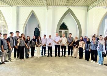 Mahasiswa KKN UNG Bersama Bupati Gorontalo, Sofyan Puhi dan Gubernur Gorontalo, Gusnar Ismail.