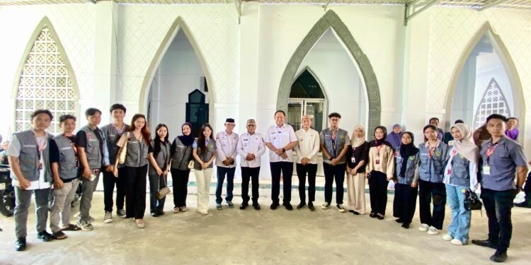 Mahasiswa KKN UNG Bersama Bupati Gorontalo, Sofyan Puhi dan Gubernur Gorontalo, Gusnar Ismail.